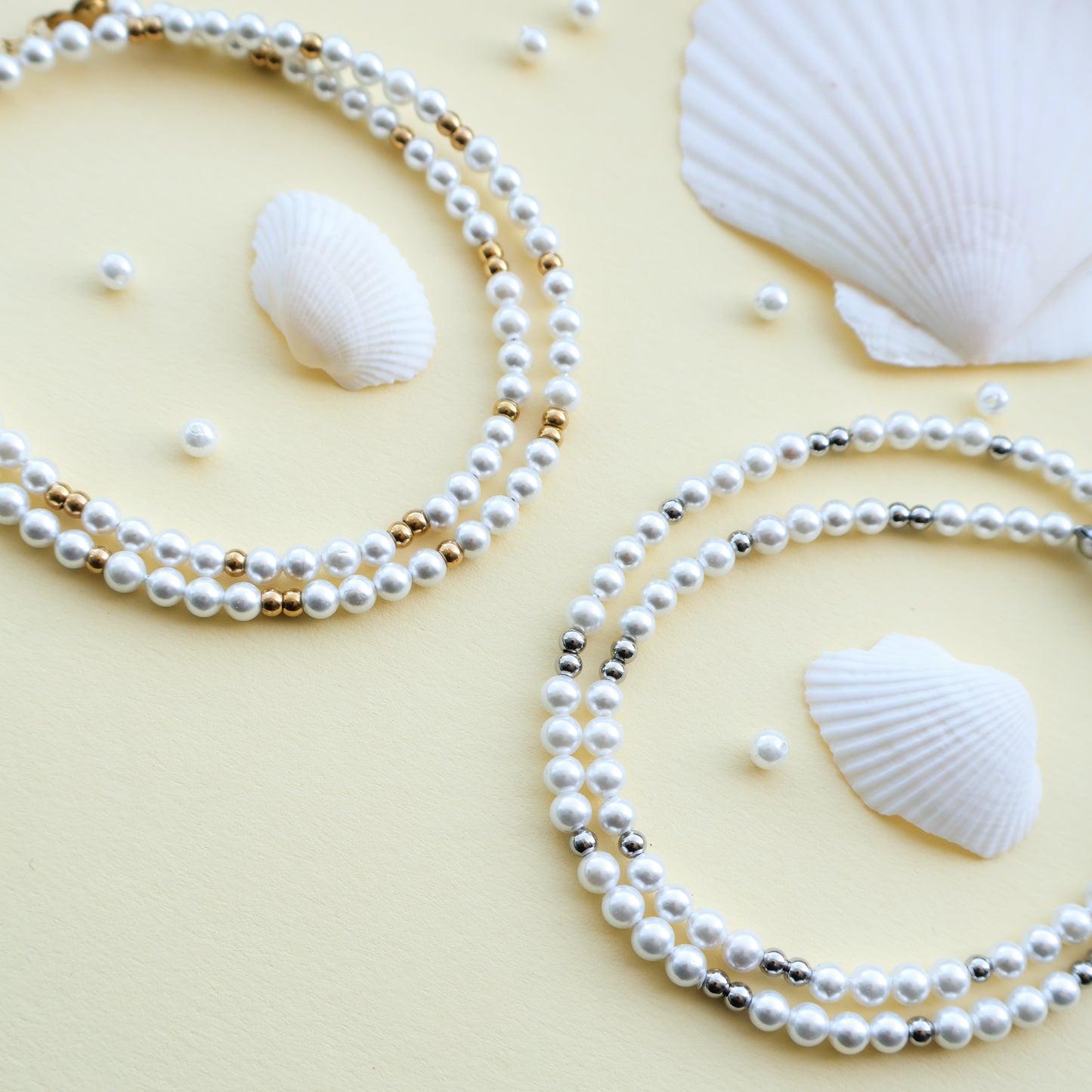 Perlenkette in Weiß und Gold aus Edelstahl und Muschelkernperlen