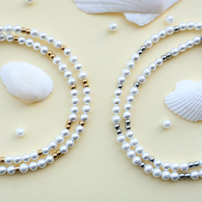 Perlenkette in Weiß und Gold aus Edelstahl und Muschelkernperlen