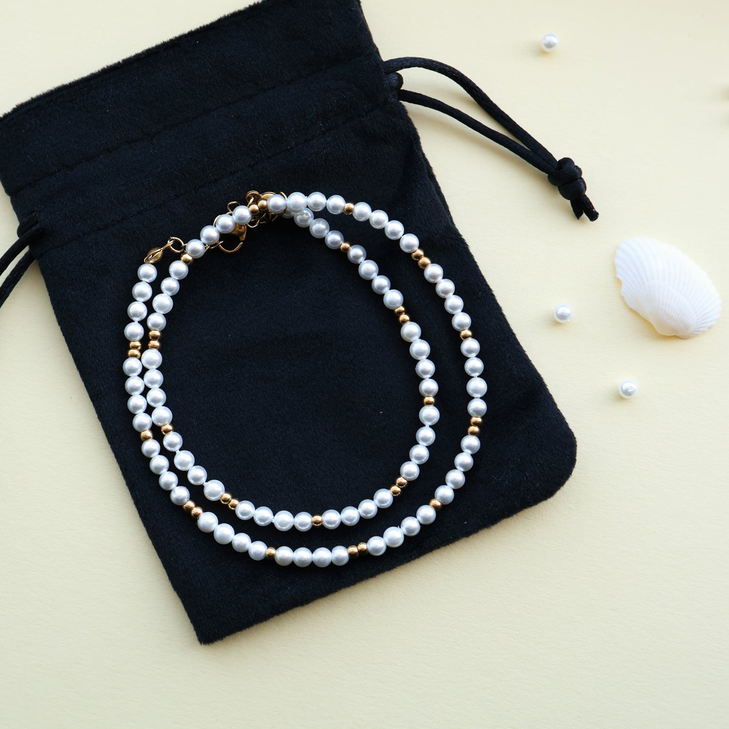 Perlenkette in Weiß und Gold aus Edelstahl und Muschelkernperlen