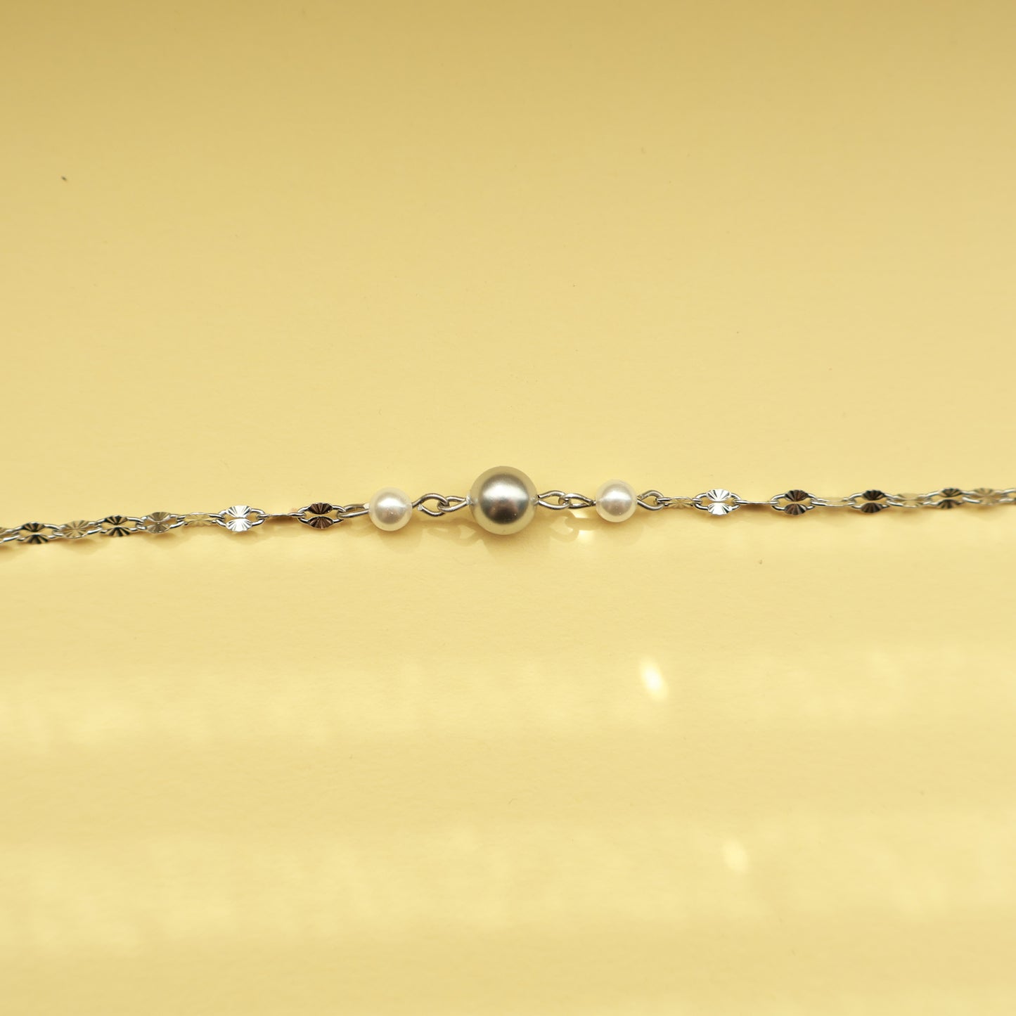 Edelstahl Perlenarmband mit Muschelkernperlen, Armband in Silber, Hellgrau und Perlweiß