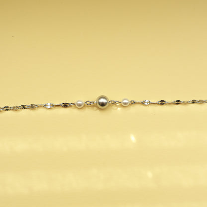 Edelstahl Perlenarmband mit Muschelkernperlen, Armband in Silber, Hellgrau und Perlweiß