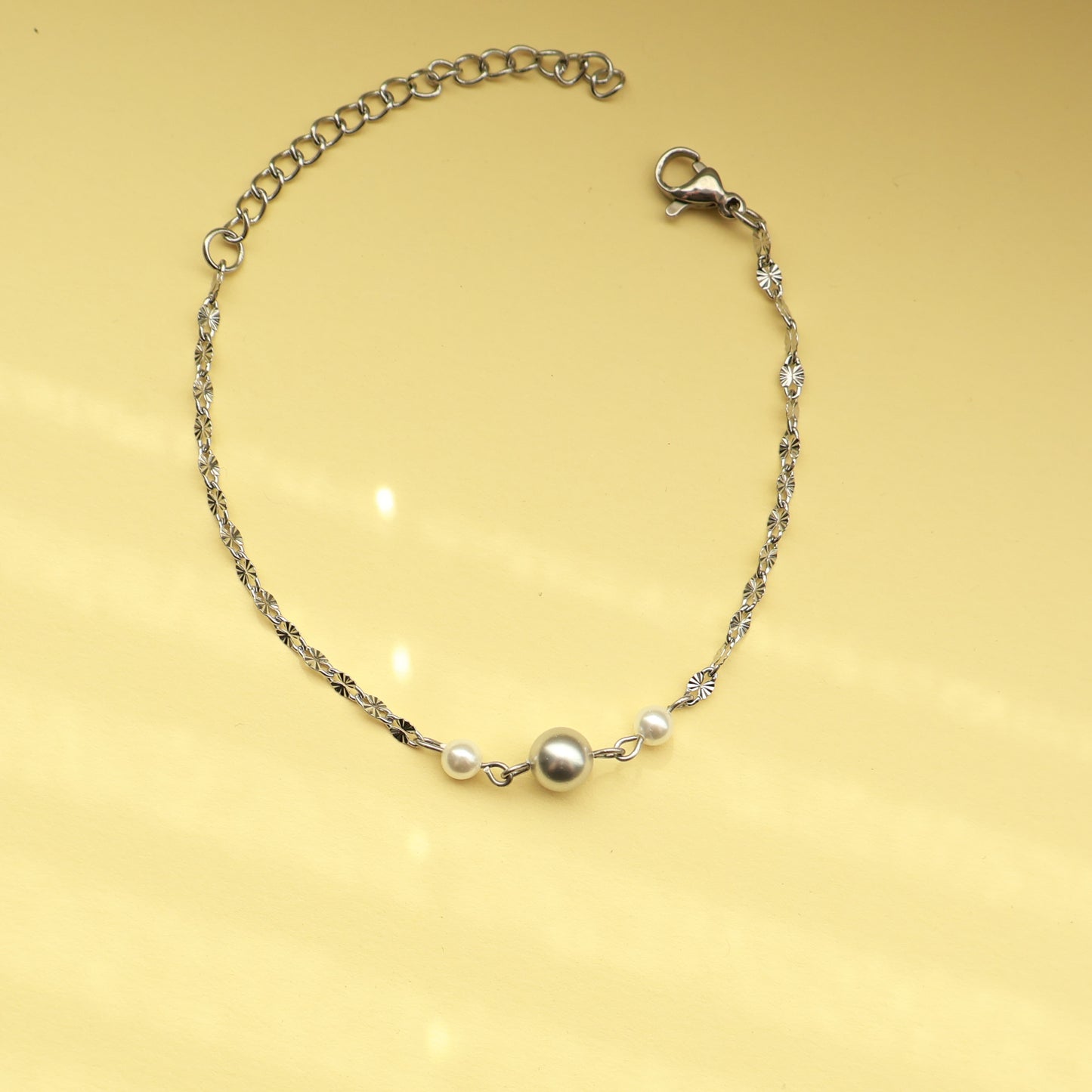 Edelstahl Perlenarmband mit Muschelkernperlen, Armband in Silber, Hellgrau und Perlweiß