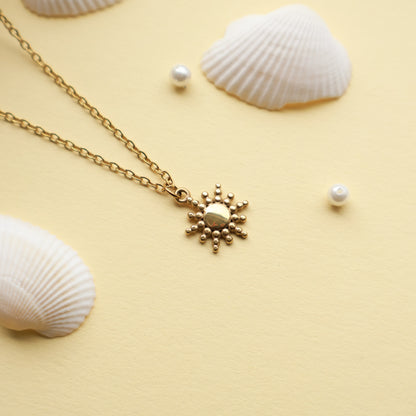 Halskette mit Sonnenanhänger aus Edelstahl in Gold