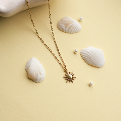 Halskette mit Sonnenanhänger aus Edelstahl in Gold