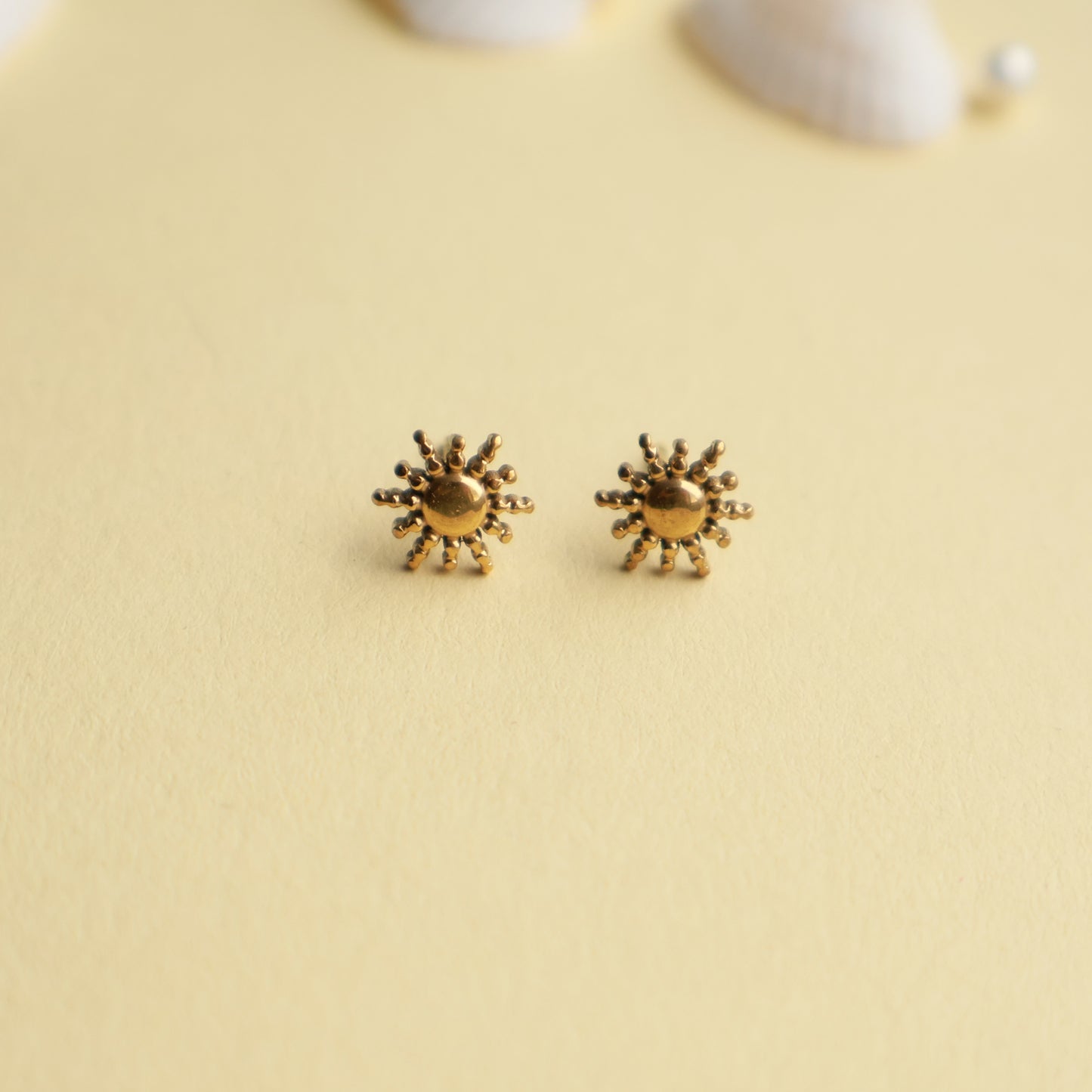 Mini Sonnen Ohrstecker aus Edelstahl in Gold