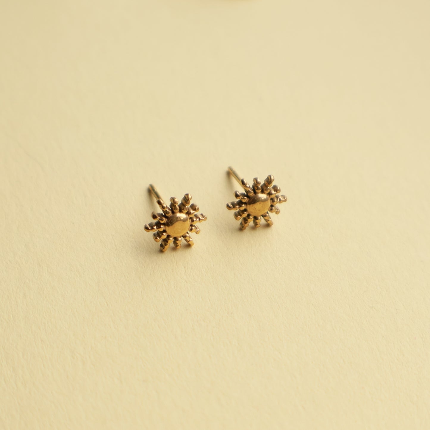 Mini Sonnen Ohrstecker aus Edelstahl in Gold