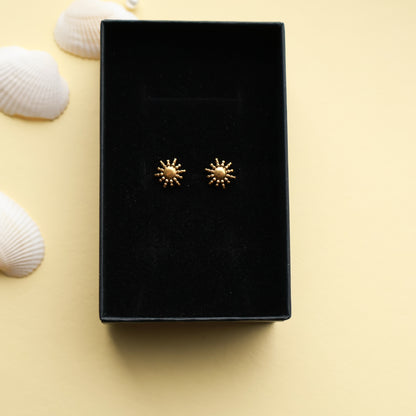 Mini Sonnen Ohrstecker aus Edelstahl in Gold
