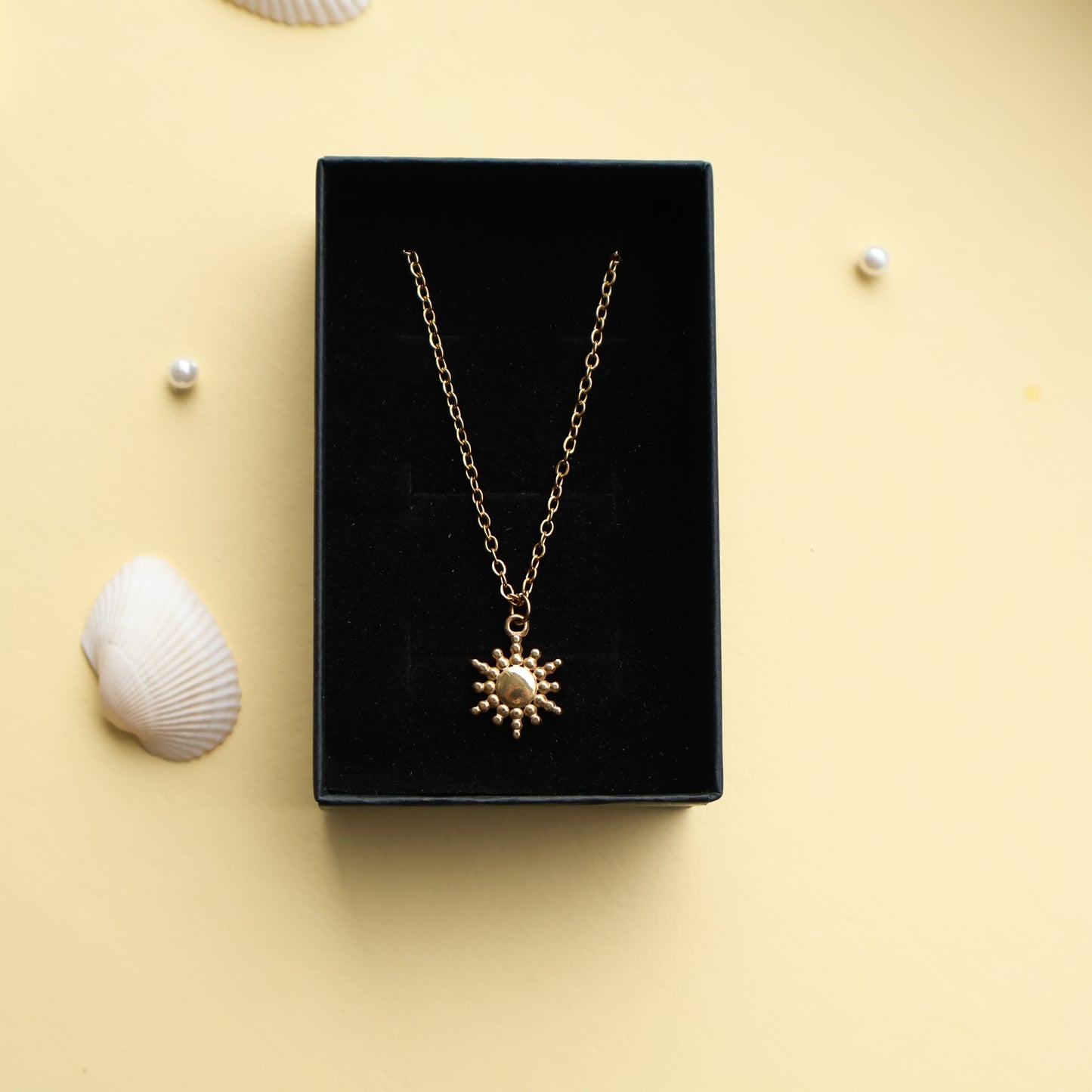 Halskette mit Sonnenanhänger aus Edelstahl in Gold