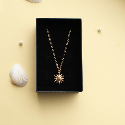Halskette mit Sonnenanhänger aus Edelstahl in Gold