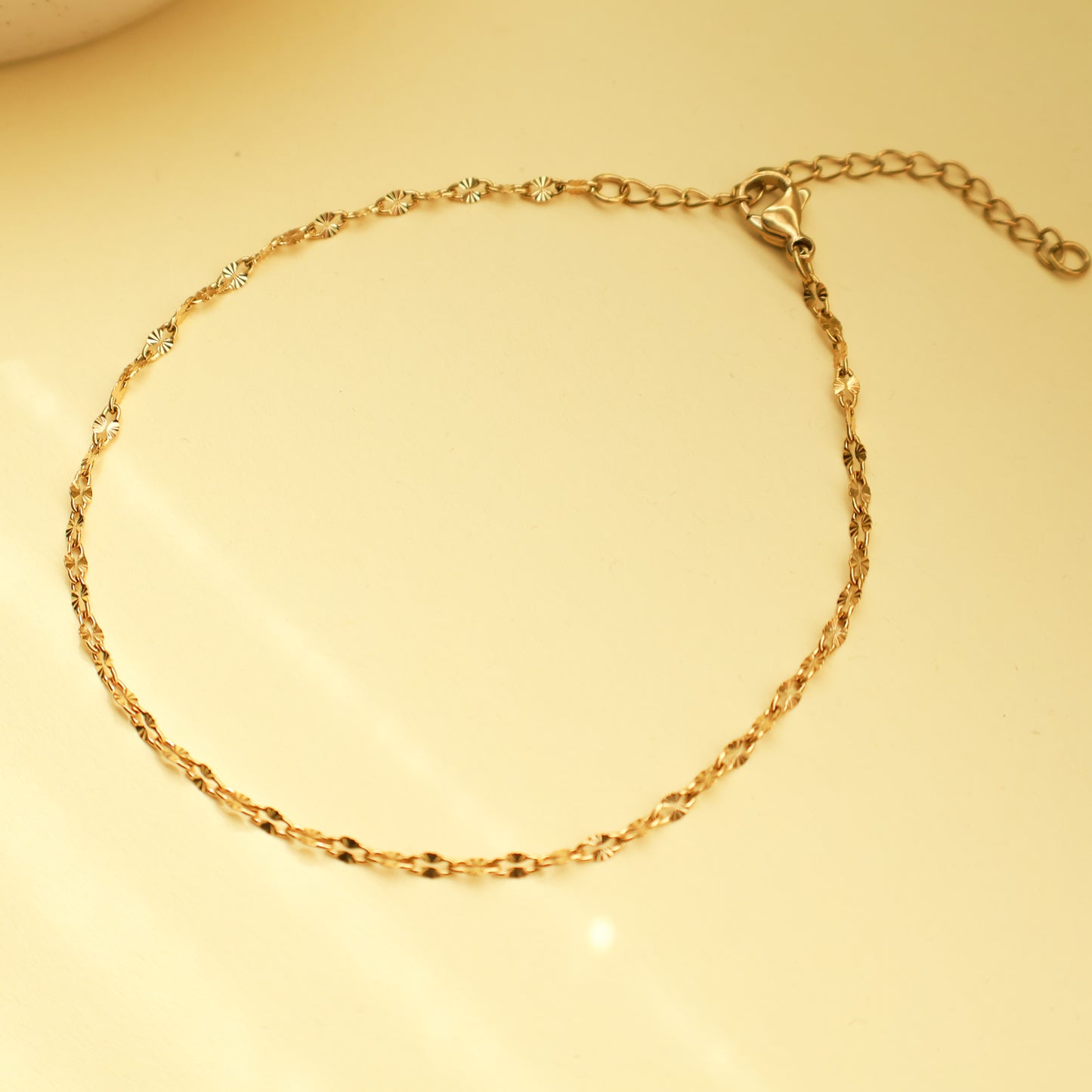 Gold Fußkettchen aus Edelstahl, filigraner Fußschmuck mit funkelnden Details
