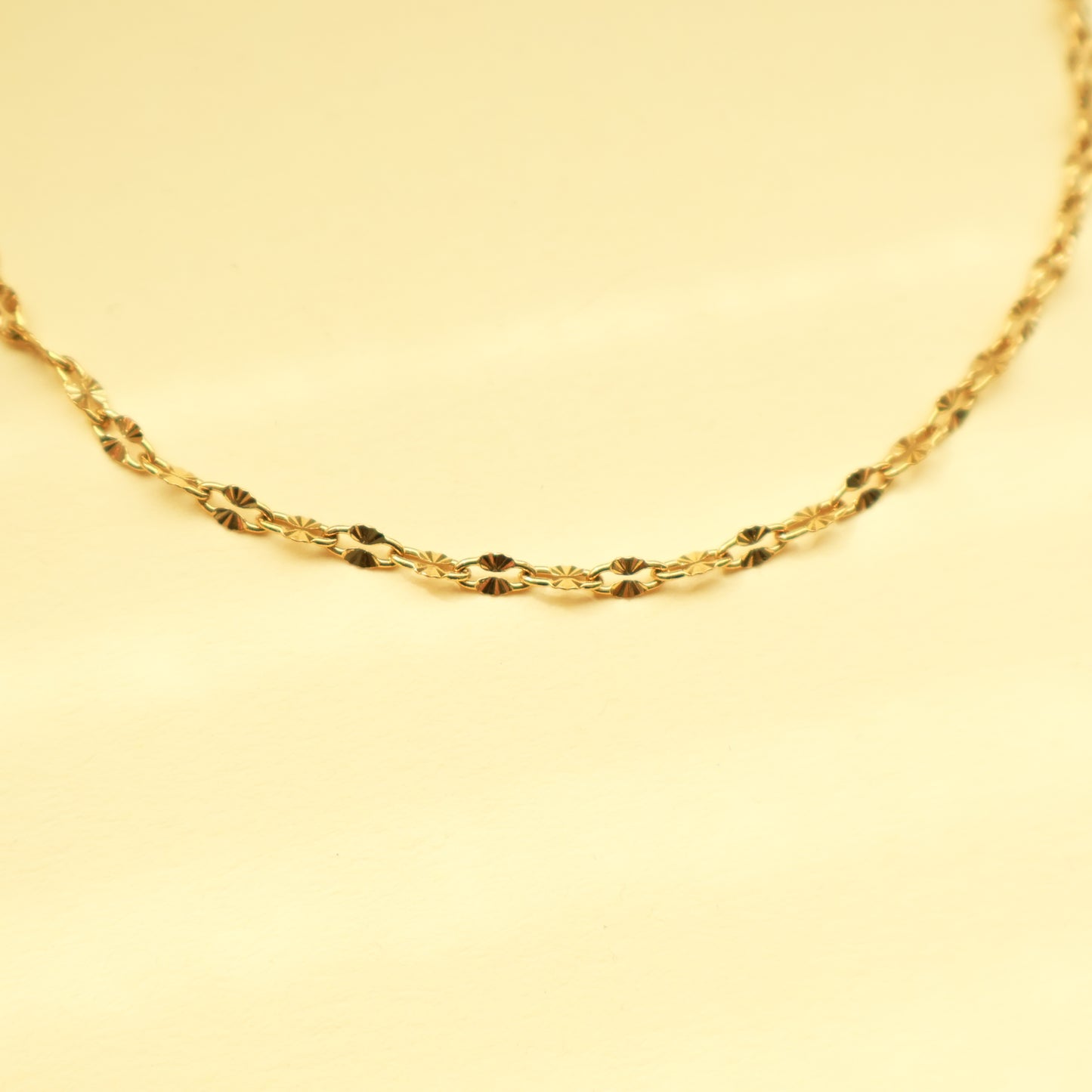 Gold Fußkettchen aus Edelstahl, filigraner Fußschmuck mit funkelnden Details