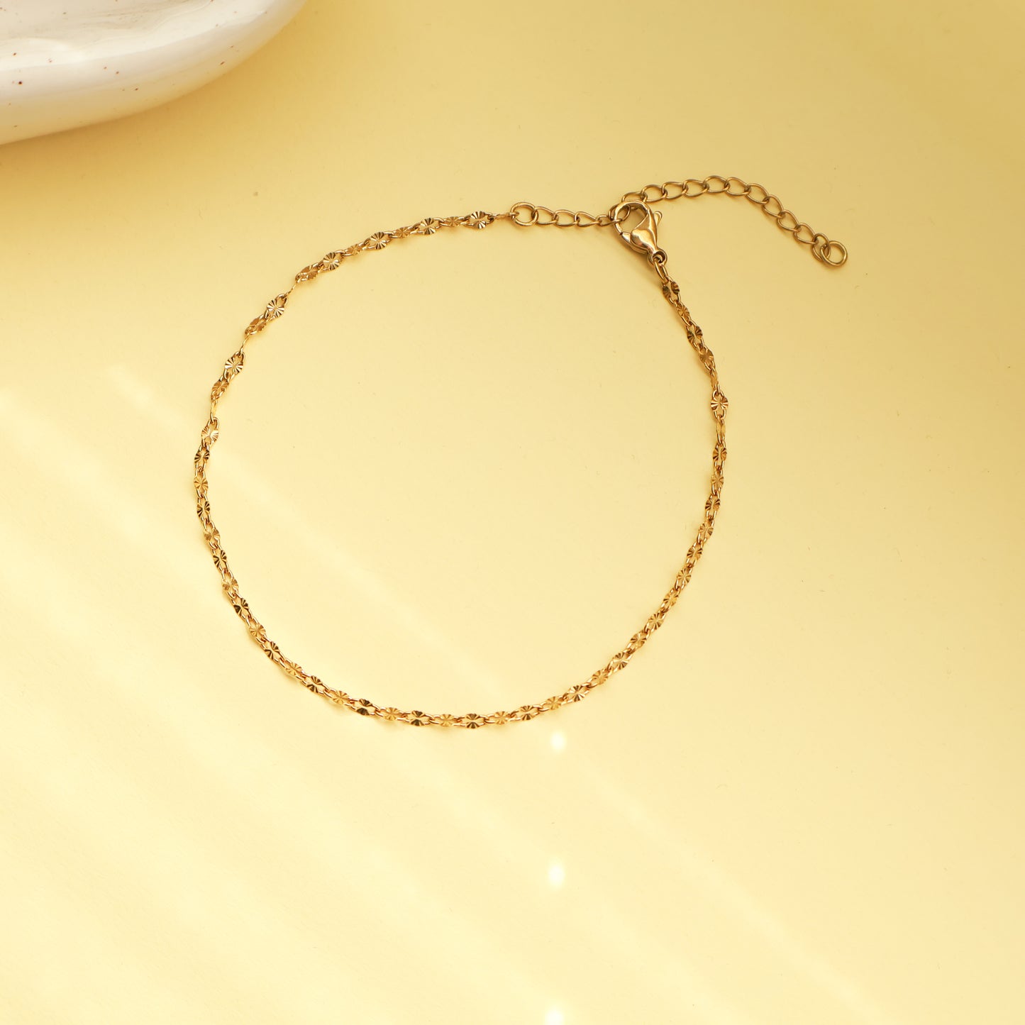 Gold Fußkettchen aus Edelstahl, filigraner Fußschmuck mit funkelnden Details