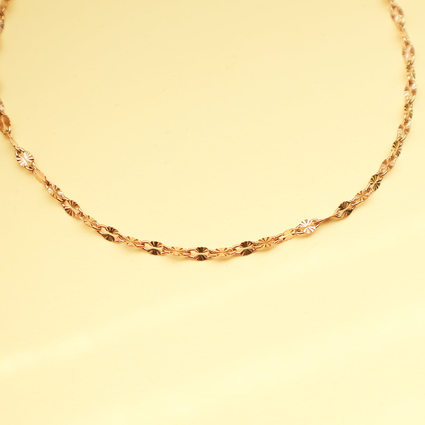 Roségold Fußkettchen aus Edelstahl, filigraner Fußschmuck mit funkelnden Details