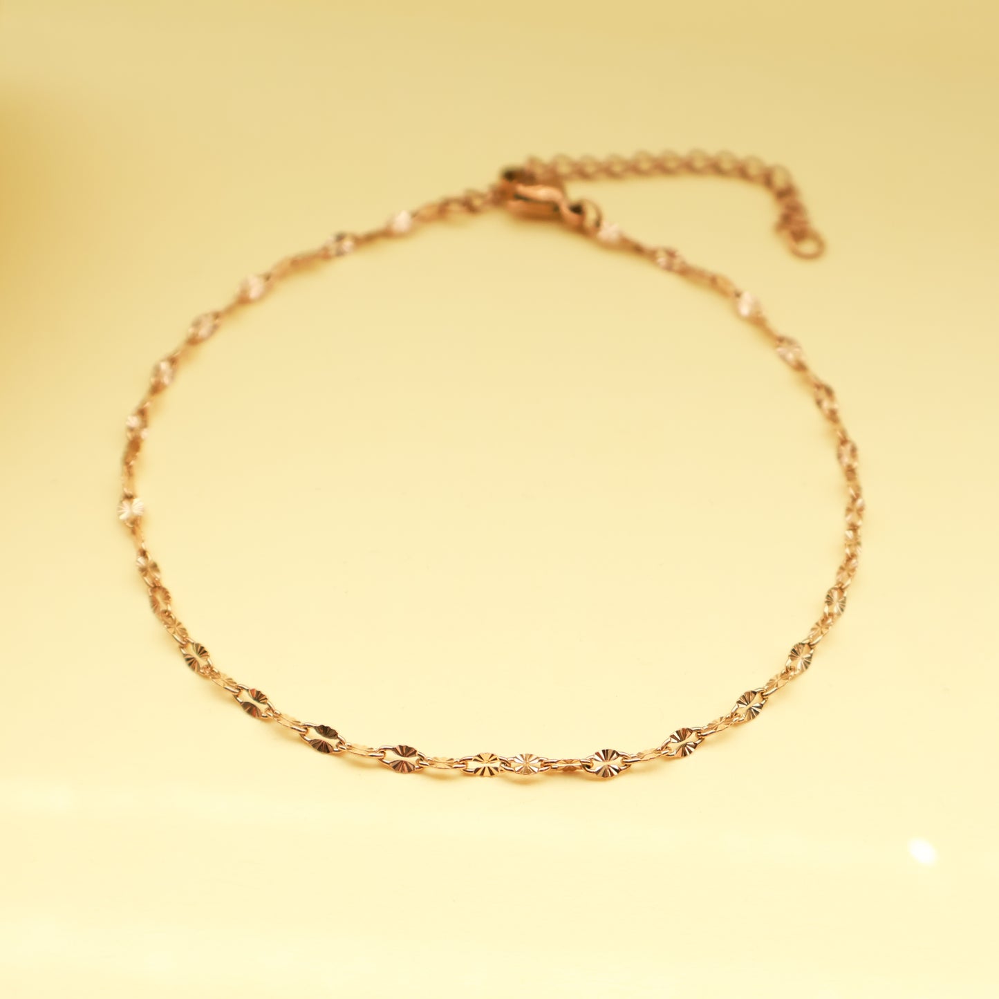 Roségold Fußkettchen aus Edelstahl, filigraner Fußschmuck mit funkelnden Details
