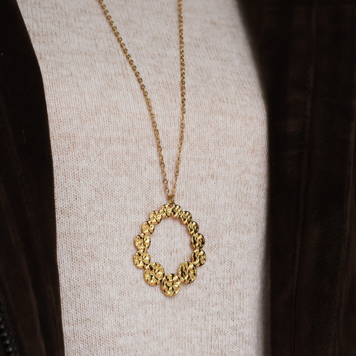 Lange Halskette in Gold mit großem Anhänger, Edelstahl