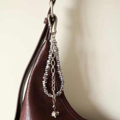 Taschenanhänger aus Edelstahl und Hämatitperlen in Silber mit mit 2 wechselbaren Anhängern