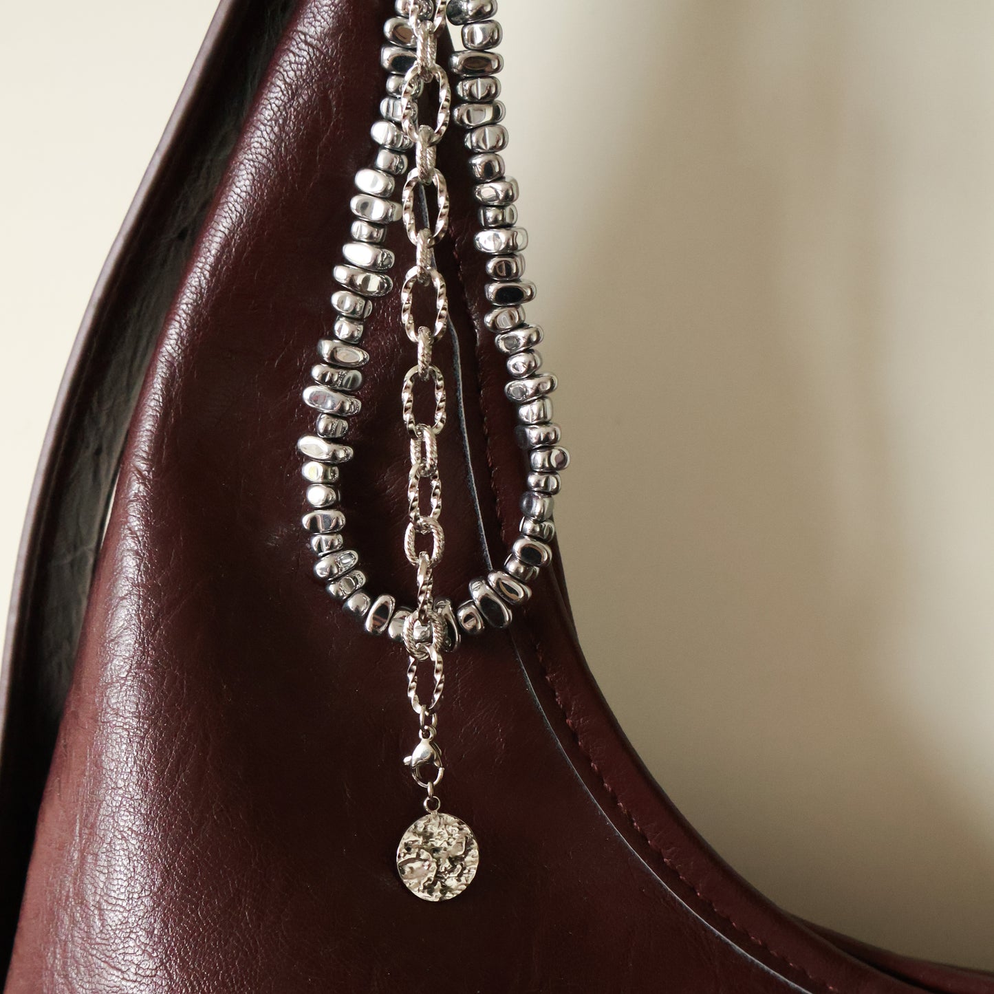 Taschenanhänger aus Edelstahl und Hämatitperlen in Silber mit mit 2 wechselbaren Anhängern