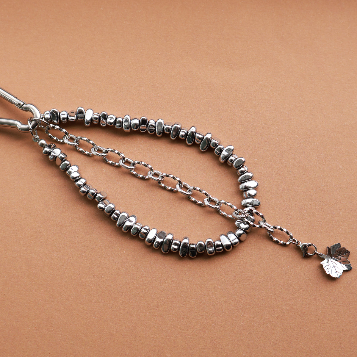 Taschenanhänger aus Edelstahl und Hämatitperlen in Silber mit mit 2 wechselbaren Anhängern