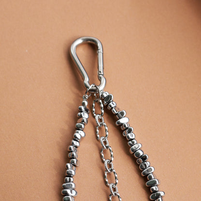 Taschenanhänger aus Edelstahl und Hämatitperlen in Silber mit mit 2 wechselbaren Anhängern