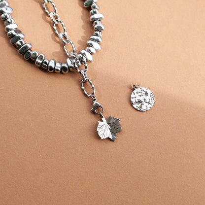 Taschenanhänger aus Edelstahl und Hämatitperlen in Silber mit mit 2 wechselbaren Anhängern