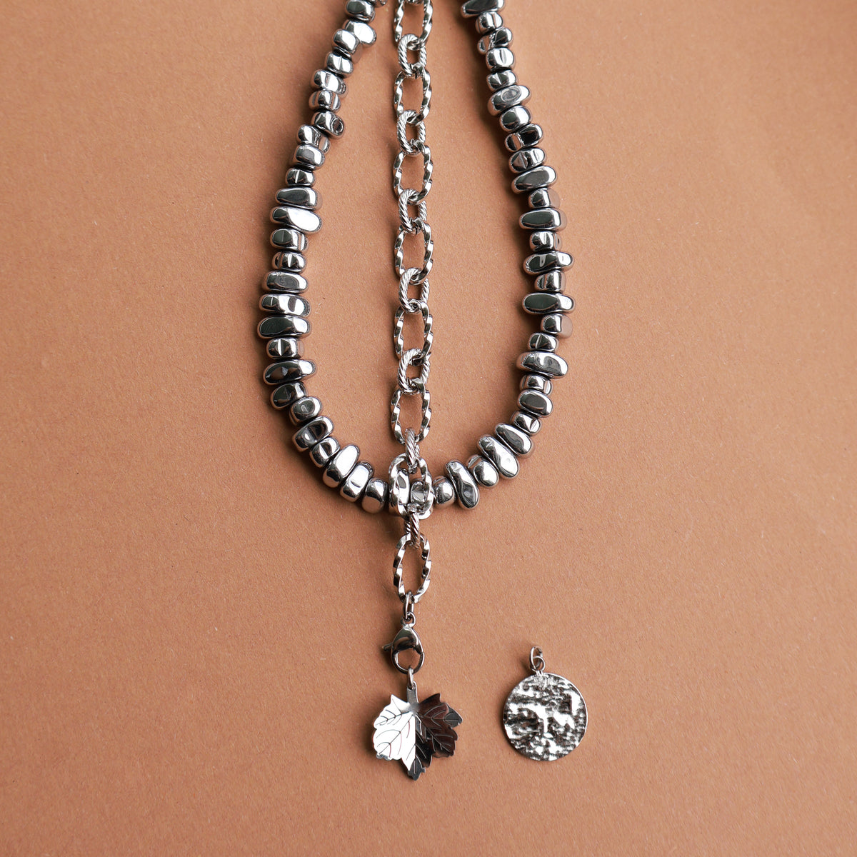 Taschenanhänger aus Edelstahl und Hämatitperlen in Silber mit mit 2 wechselbaren Anhängern