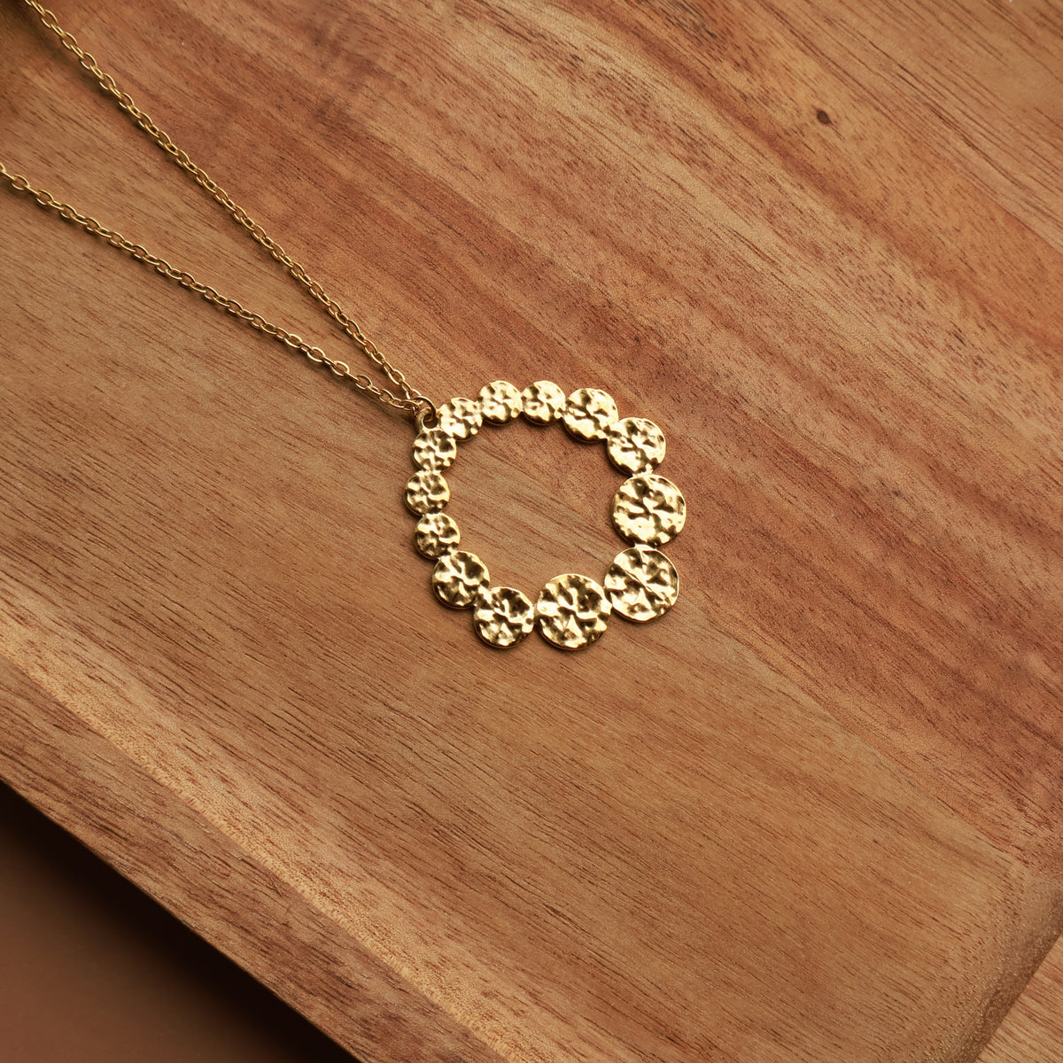 Lange Halskette in Gold mit großem Anhänger, Edelstahl