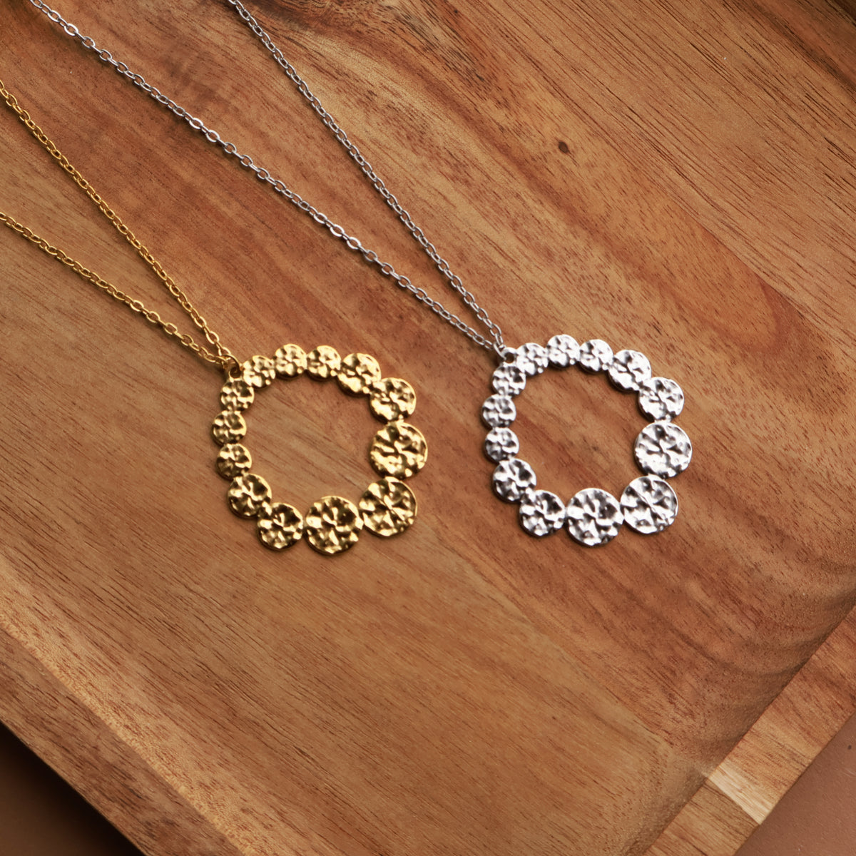 Lange Halskette in Gold mit großem Anhänger, Edelstahl
