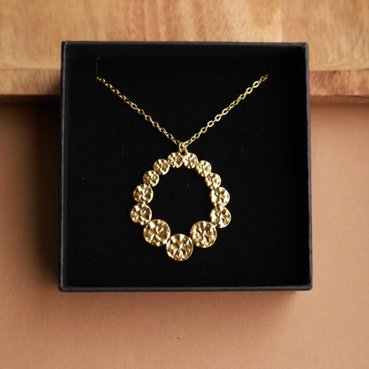 Lange Halskette in Gold mit großem Anhänger, Edelstahl