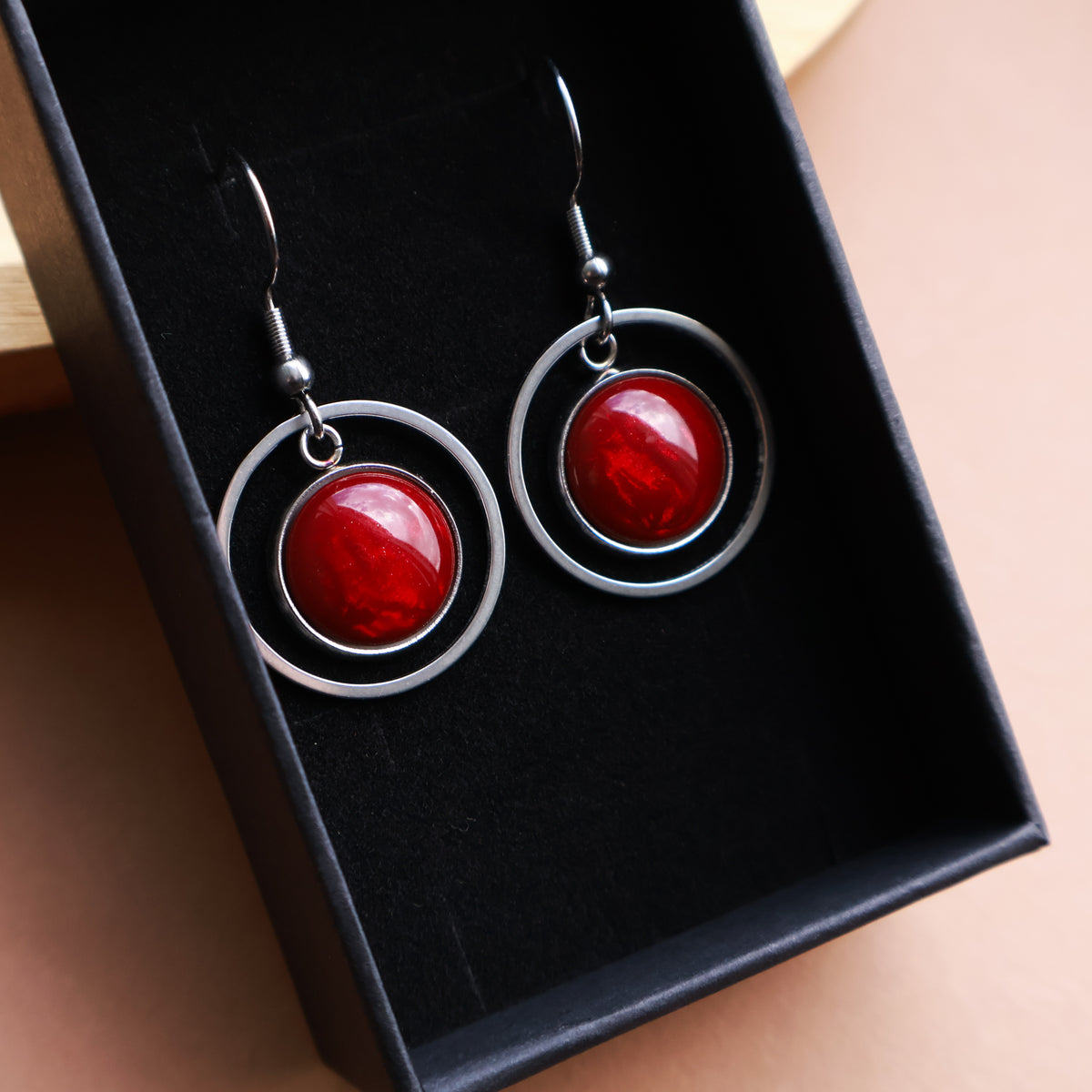 Ohrringe in Silber und Dunkelrot mit Kreis Anhänger, Edelstahl