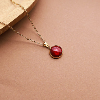 Halskette in Gold mit einem dunkelroten Anhänger, Edelstahl