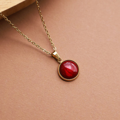 Halskette in Gold mit einem dunkelroten Anhänger, Edelstahl