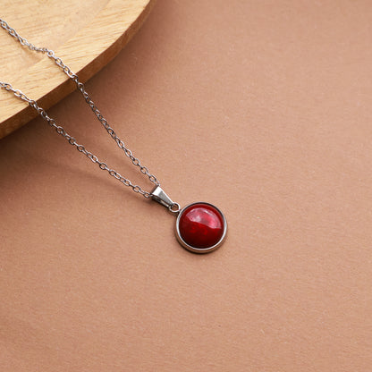 Halskette in Silber mit einem dunkelroten Anhänger, Edelstahl