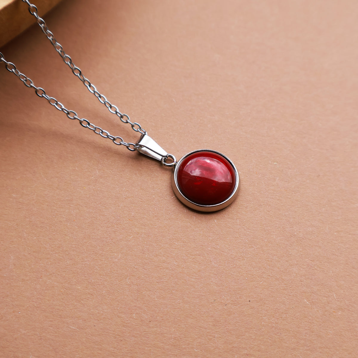 Halskette in Silber mit einem dunkelroten Anhänger, Edelstahl