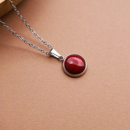 Halskette in Silber mit einem dunkelroten Anhänger, Edelstahl