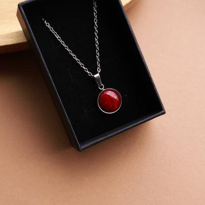 Halskette in Silber mit einem dunkelroten Anhänger, Edelstahl