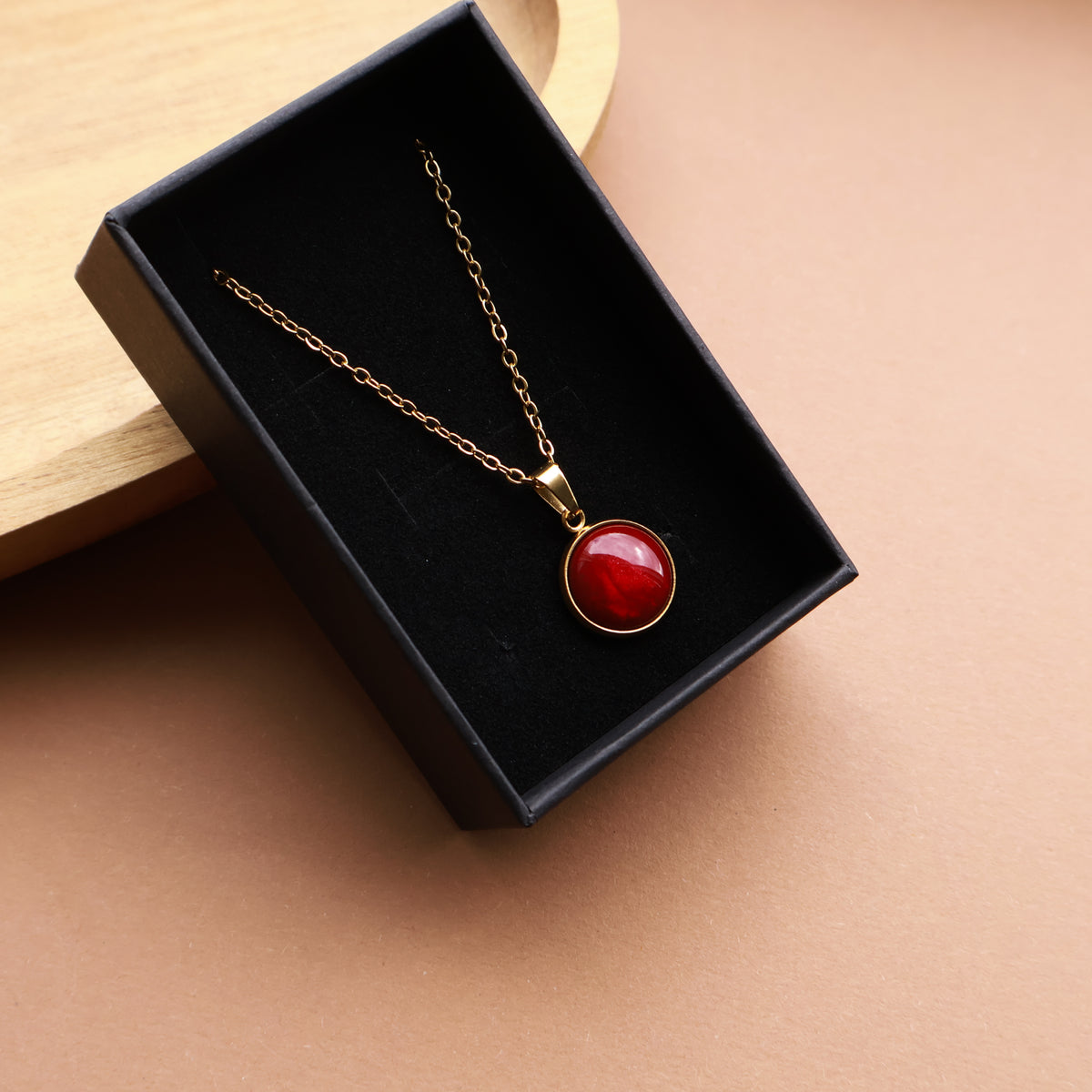 Halskette in Gold mit einem dunkelroten Anhänger, Edelstahl