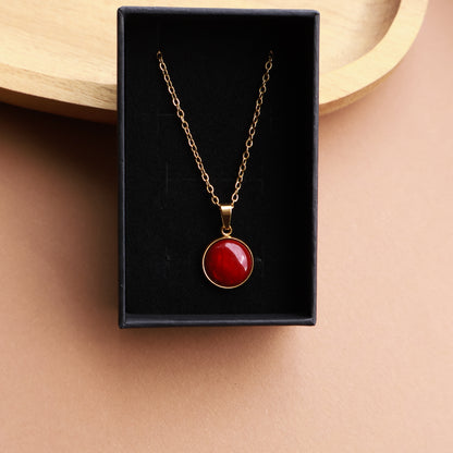 Halskette in Gold mit einem dunkelroten Anhänger, Edelstahl