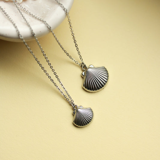 Muschelkette in Silber aus Edelstahl, Halskette mit Muschel-Anhänger in zwei Größen (16 mm & 21 mm)