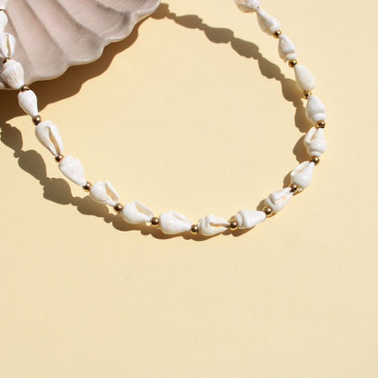 Halskette mit Muscheln und goldenen Perlen aus Edelstahl