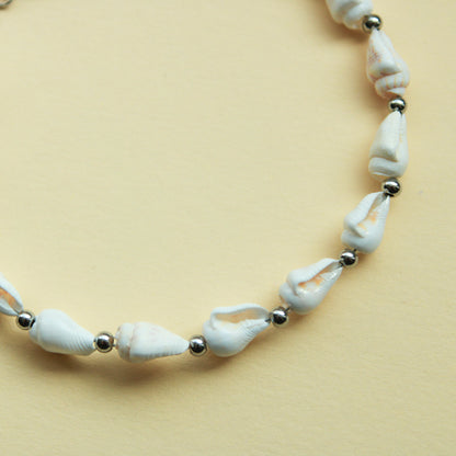 Halskette mit Muscheln und silbernen Perlen aus Edelstahl