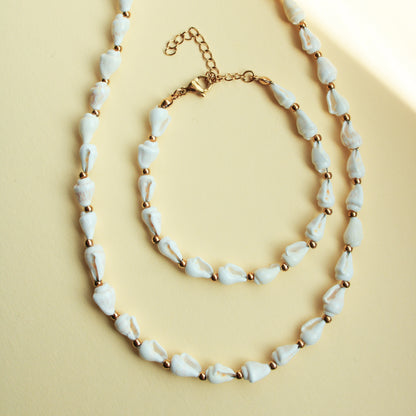Halskette mit Muscheln und goldenen Perlen aus Edelstahl