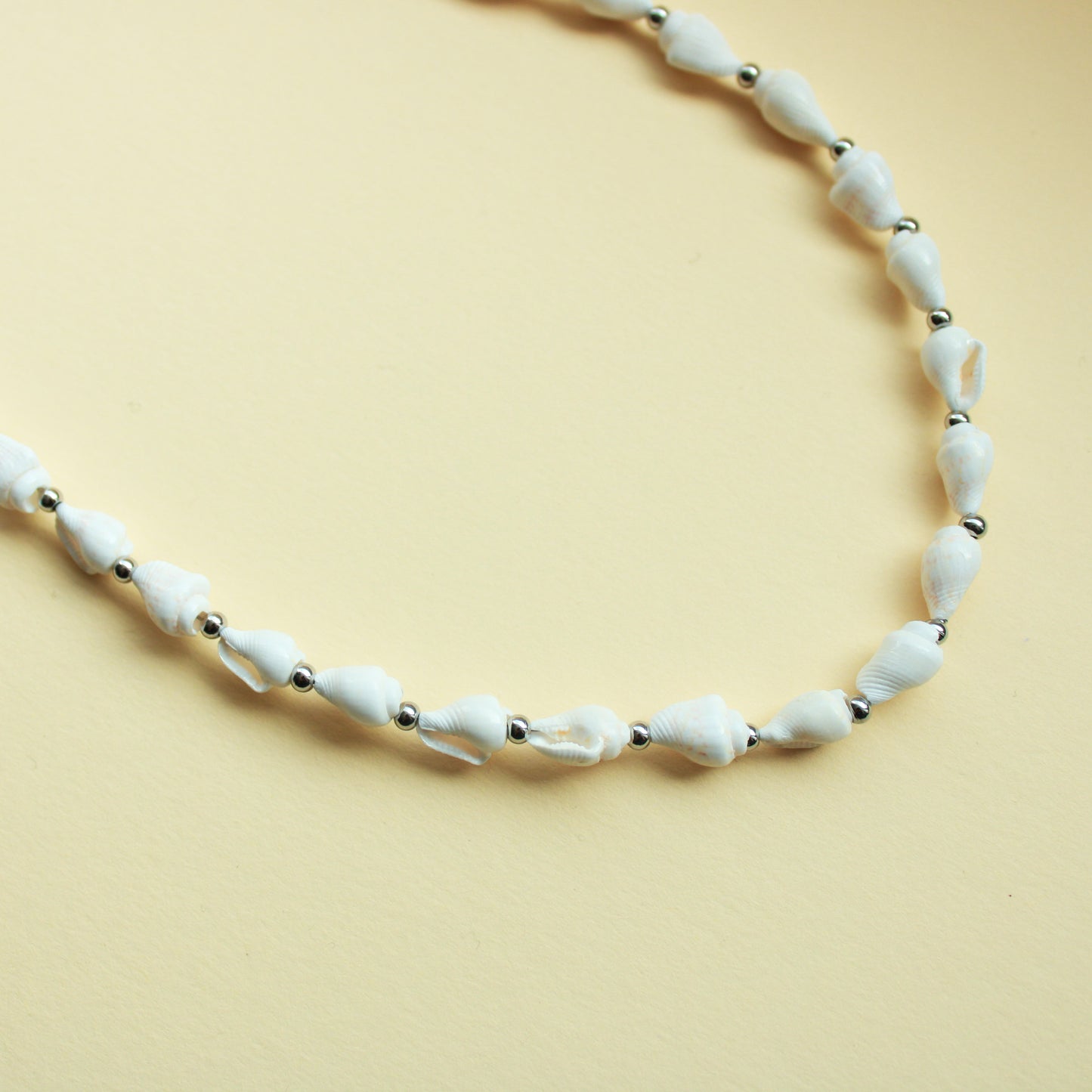 Halskette mit Muscheln und silbernen Perlen aus Edelstahl