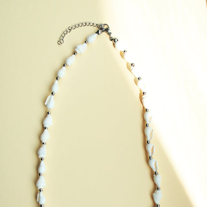 Halskette mit Muscheln und silbernen Perlen aus Edelstahl