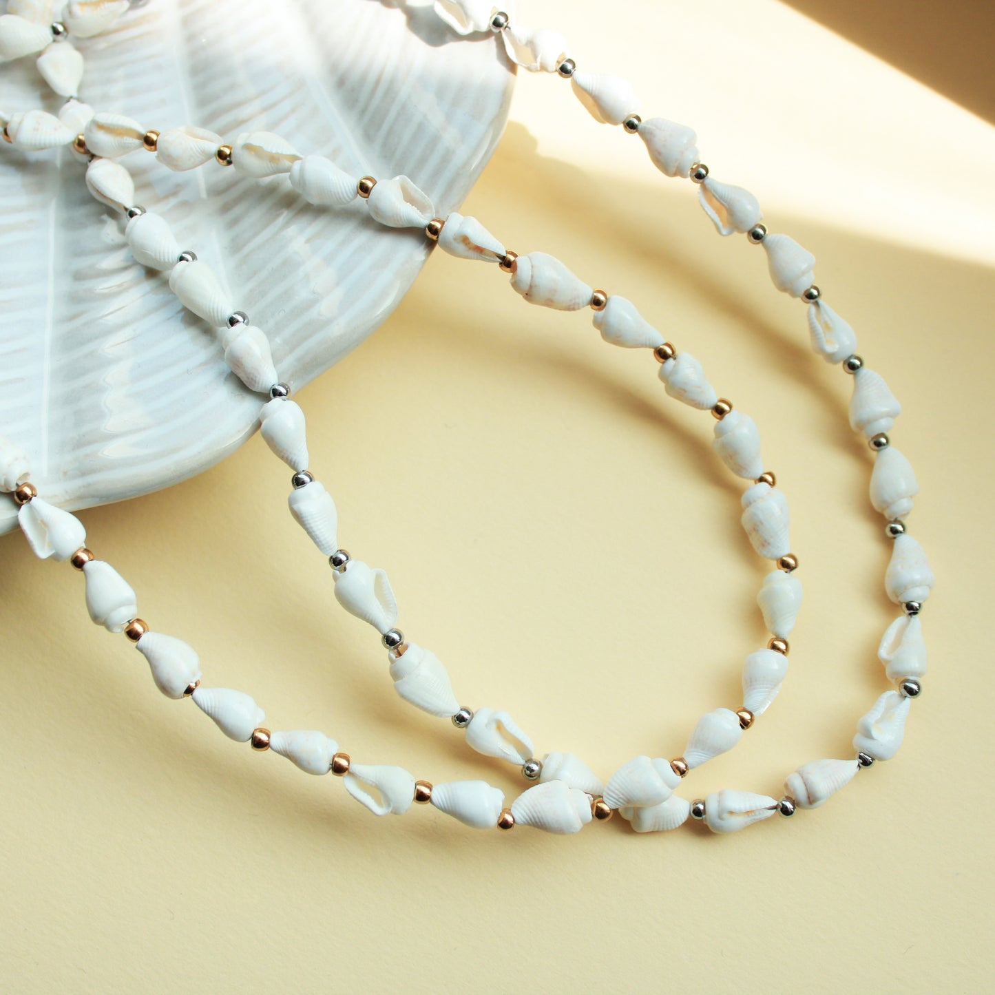 Halskette mit Muscheln und goldenen Perlen aus Edelstahl