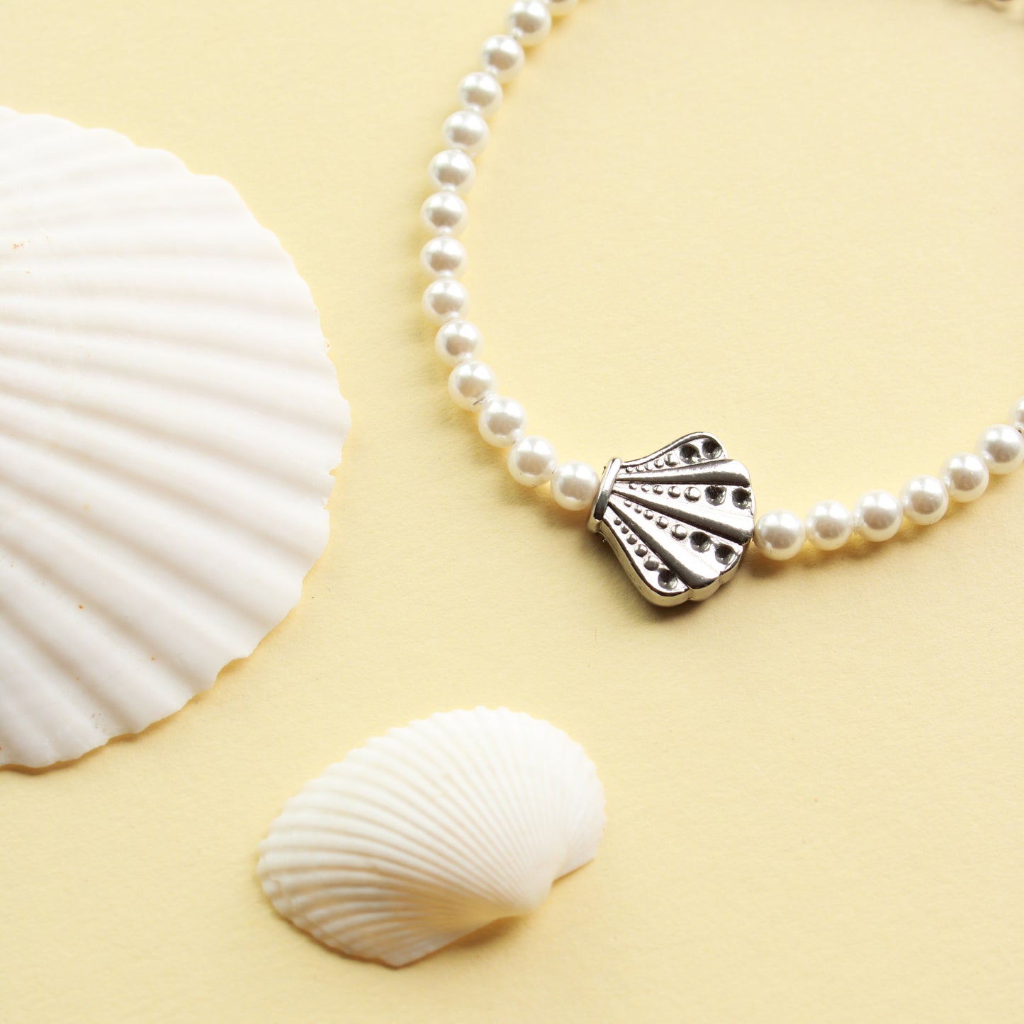 Perlenarmband mit Muschelkernperlen und Muschel Motiv, Edelstahl