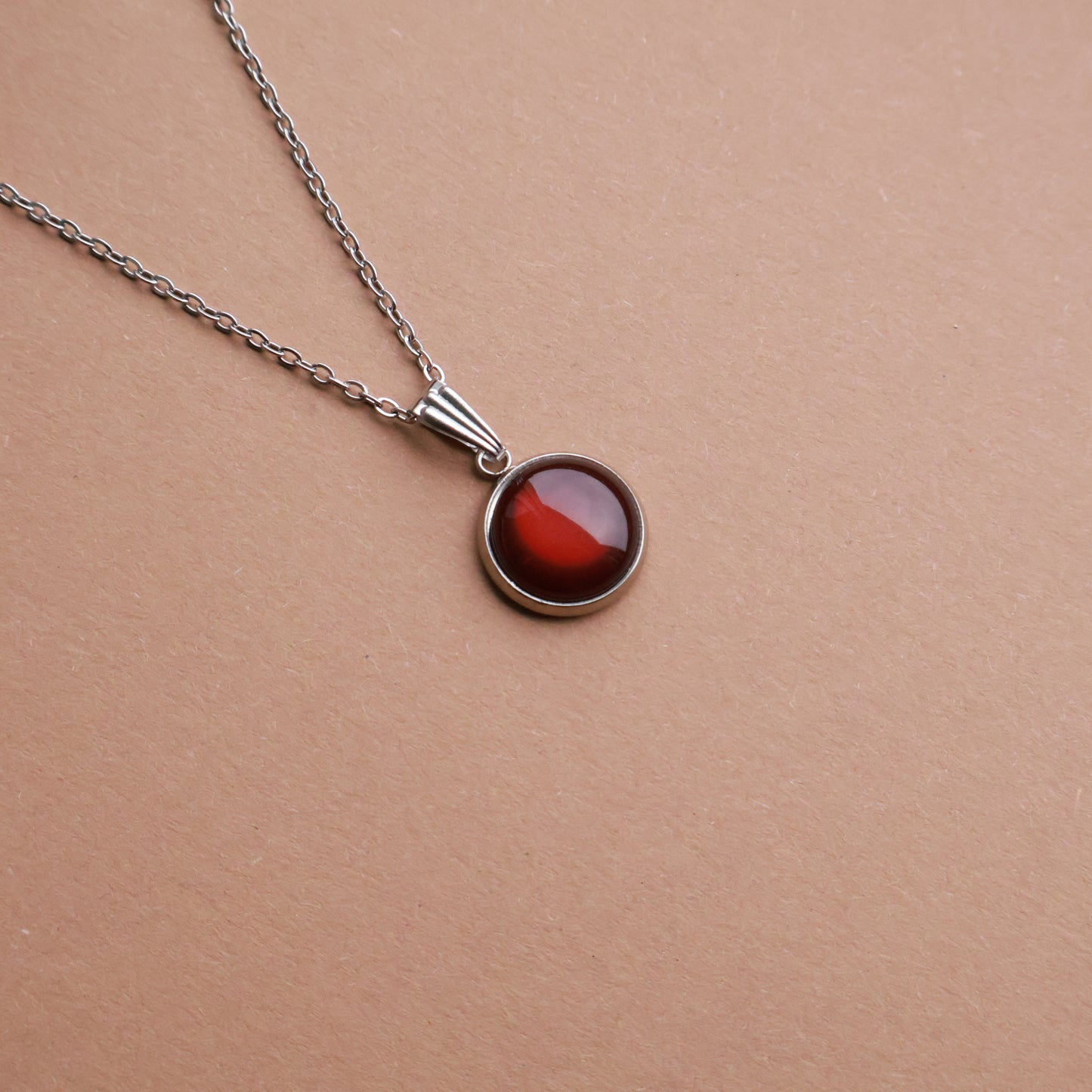 Silberne Halskette mit rundem Anhänger in Braun (1,2 cm), Edelstahl