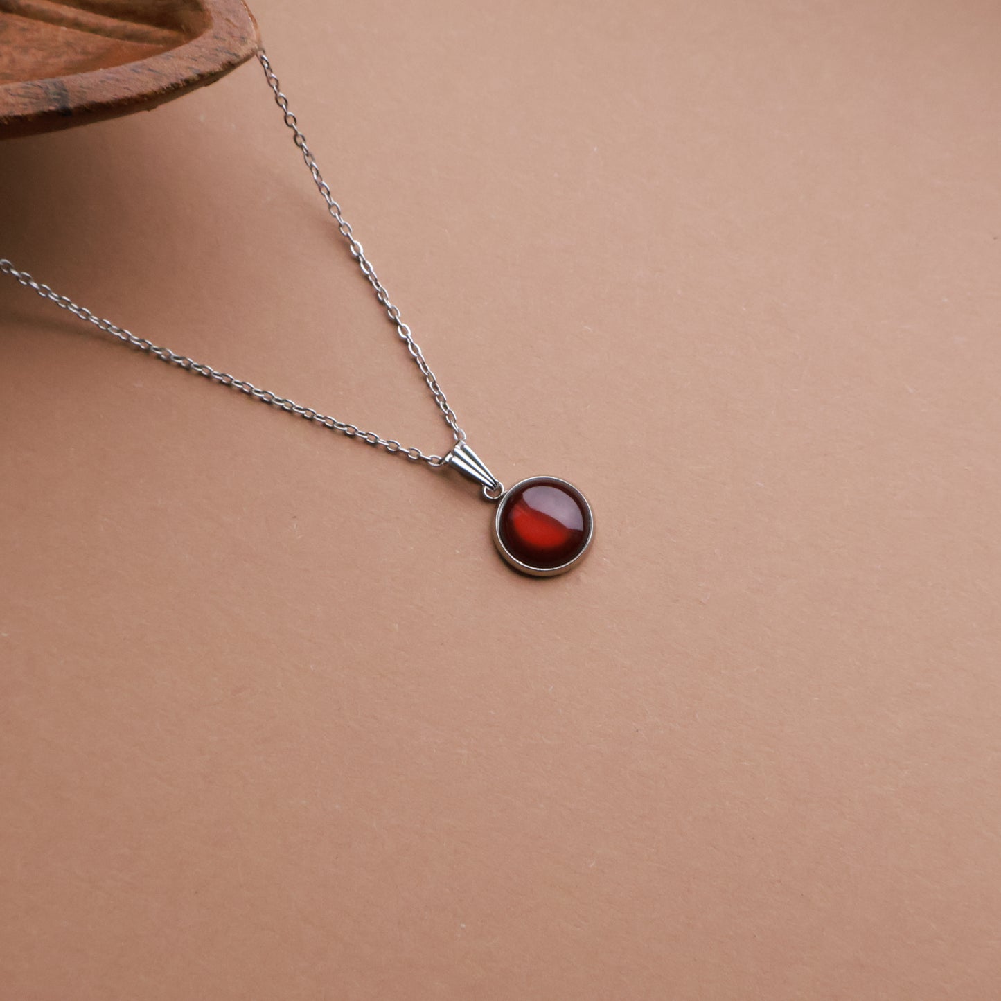 Silberne Halskette mit rundem Anhänger in Braun (1,2 cm), Edelstahl