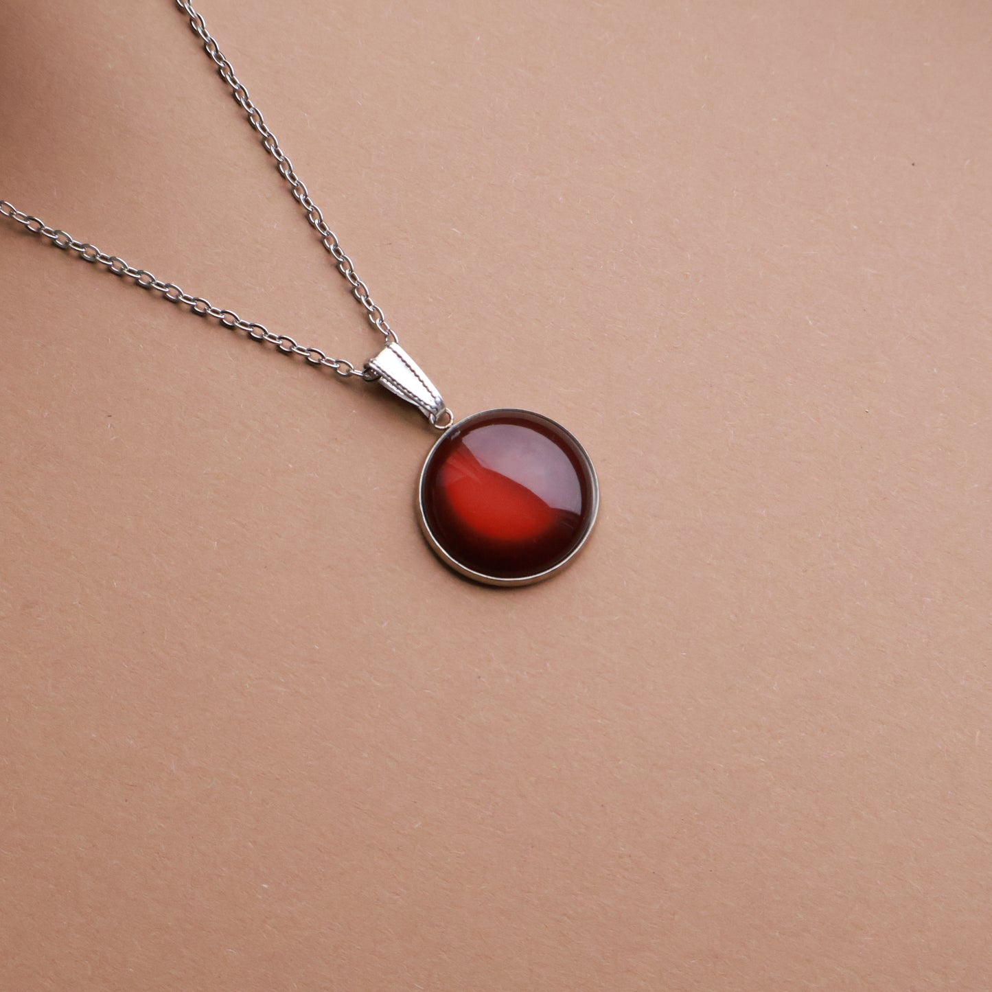 Silberne Halskette mit rundem Anhänger in Braun (2 cm), Edelstahl