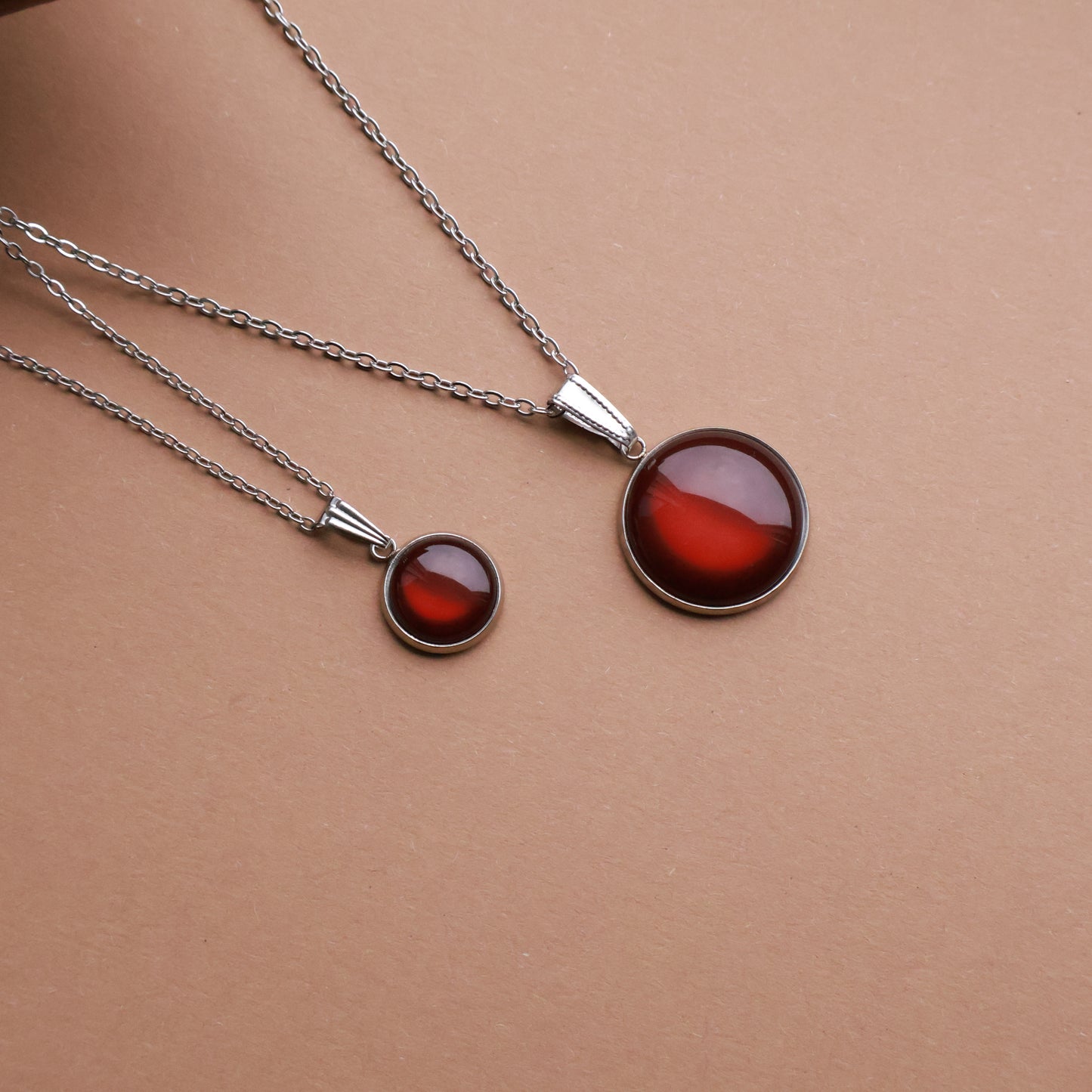 Silberne Halskette mit rundem Anhänger in Braun (1,2 cm), Edelstahl