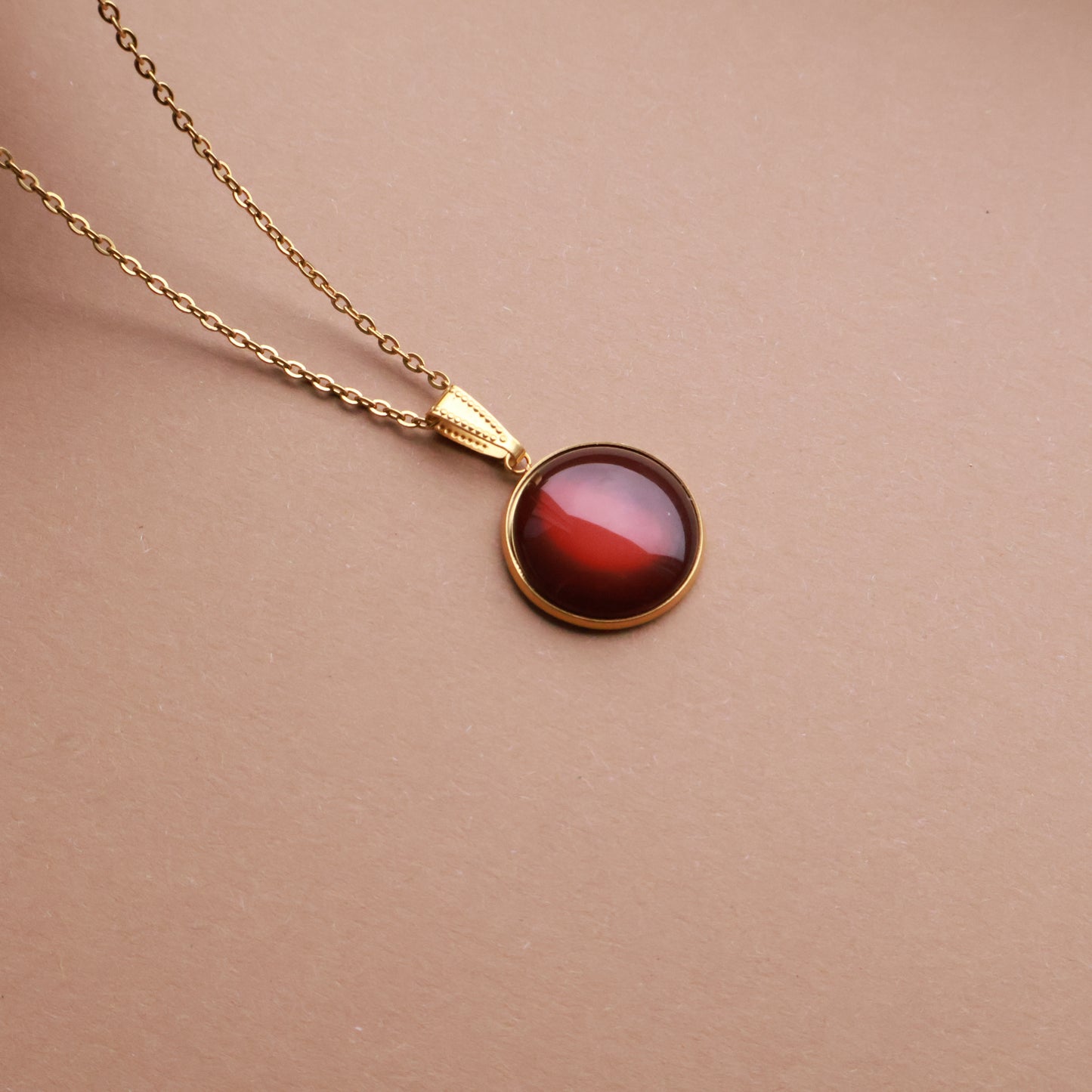 Goldene Halskette mit rundem Anhänger in Braun (2 cm), Edelstahl